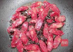 Illustration of how to stir-fry sausages with black beans and garlic sprouts 7