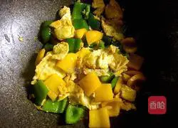 Illustration of how to make scrambled eggs with colored peppers 7