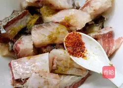 Illustration of how to make spicy fish cubes 4