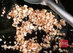 Illustration of how to steam enoki mushrooms with garlic 7