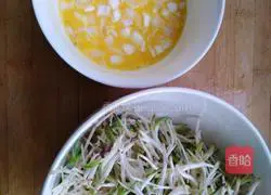 Illustration of how to make fried eggs with sweet leek and spring machine 1