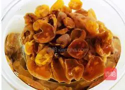 Illustration of how to make braised pig trotters and stewed potatoes and fruits 1