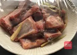 Illustration of how to make glutinous rice steamed pork ribs 4