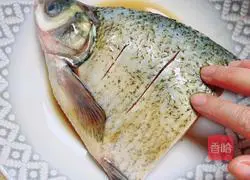 Illustration of how to make fish head stew with tomato sauce 3