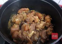 Braised Illustration of how to make pig's feet 22