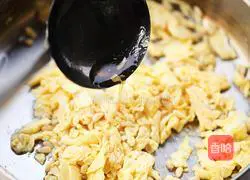 Illustration of how to make fried pine nuts with eggs 9