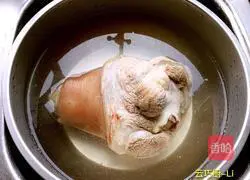 Illustration of how to make braised pork elbows with rock sugar 5