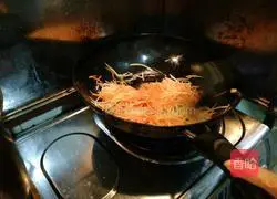 Illustration of how to make quick-fried three shredded silkworms 12