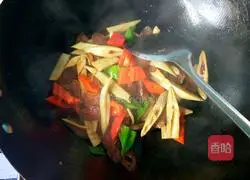 Illustration of how to make fried sausage with spring bamboo shoots 14