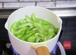 Illustration of how to make fried fungus with celery 3