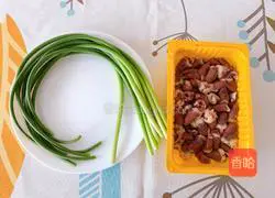 How to stir-fry chicken hearts with garlic and moss Illustration 1