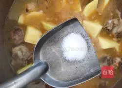 Illustration of how to make pork ribs and stewed potatoes 11