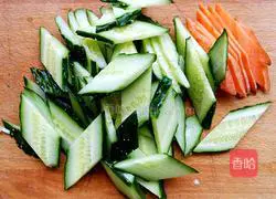 Illustration of how to make pork head and stir-fried cucumbers 2