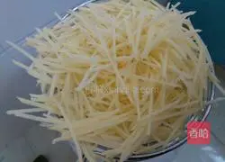 Illustration of how to make fried pork with shredded potatoes 1