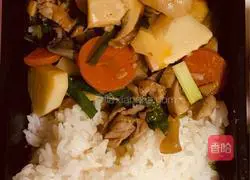 Illustration of how to make big bulbous mushrooms, fresh bamboo shoots and stir-fried pork slices bento 4