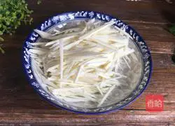 Illustration of how to make fried shredded pork with wild rice.3