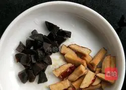 Illustration of how to make steamed beef with black garlic 2
