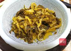 Illustration of how to make stir-fried duck gizzards with pickled cabbage 3