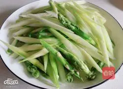 Illustration of how to cook asparagus with meat 3