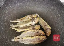 Illustration of how to cook small yellow croaker with tofu 5