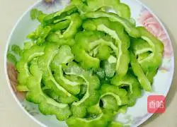 Illustration of how to make bitter melon and scrambled eggs 1