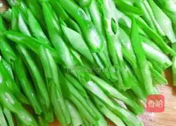 Illustration of how to make green bean omelette 1