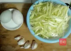 Illustration of how to make fried eggs with chives 1