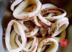 Illustration of how to make fried squid rings 3