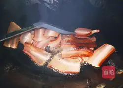 Illustration of how to stir-fry bacon with green garlic 3