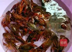 Illustration of how to make spicy crayfish with lotus root 1