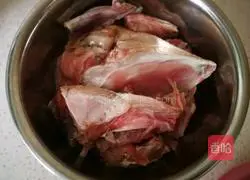 Illustration of how to make pork belly stewed with fat fish head 1