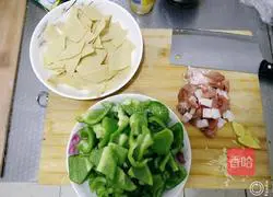 Illustration of how to make stir-fried meat with large pepper and dried tofu 1