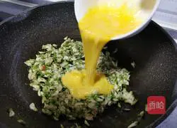 Illustration of how to make scrambled eggs with acacia flowers 10