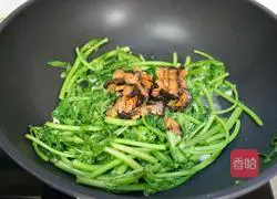 Illustration of how to stir-fry chrysanthemum with red ginseng 6