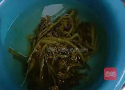 Illustration of how to make braised meatballs with pickles 1