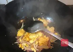 Illustration of how to make garlic and onion scrambled eggs 5