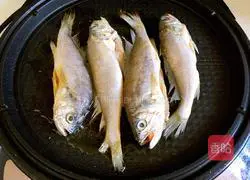 Illustration of how to make pan-fried yellow croaker 4