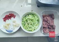 Illustration of how to make fried beef with celery 1