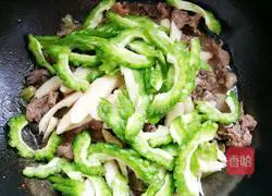 Illustration of how to make vinegar-blooded duck 7