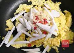 Illustration of how to make scrambled eggs with mushrooms 11