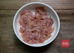 Illustration of how to make fried shredded pork with celery 1