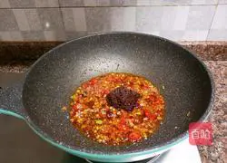 Illustration of braised crucian carp with beef sauce 10