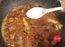 Illustration of how to make chestnut roasted chicken nuggets 17