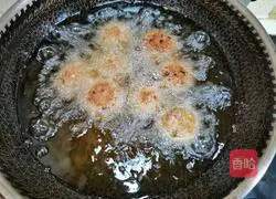 Important illustration of how to make Qiankun meatballs that are crispy on the outside and tender on the inside 8