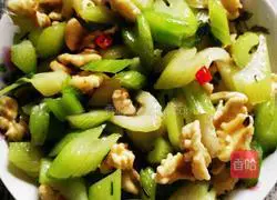 Illustration of how to stir-fry walnuts with celery 5
