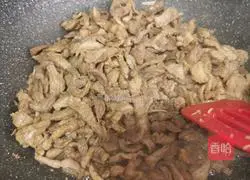 Illustration of how to make shredded pork with Beijing sauce 9