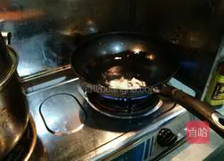 Quick Illustration of how to stir-fry three shredded silkworms 8