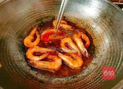 Illustration of braised prawns in oil 14