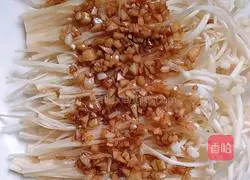 Illustration of how to steam enoki mushrooms with garlic 8