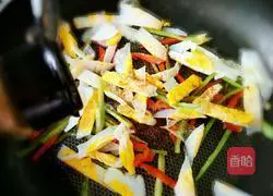 Illustration of how to stir-fry quail eggs with cumin 5